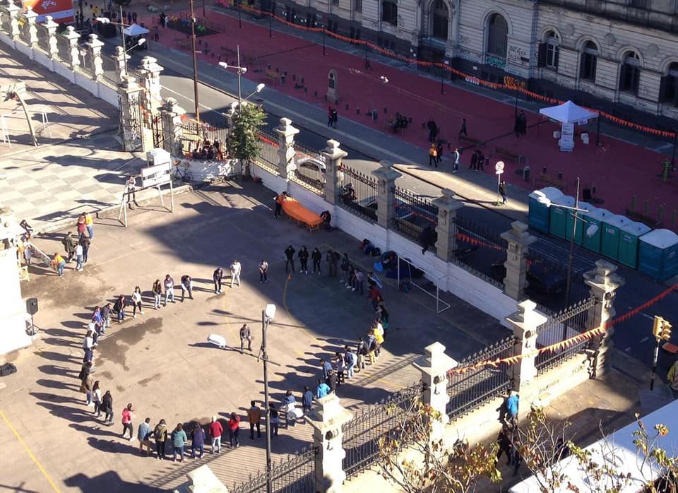 Vista aérea de una feria de voluntariado con carpas y actividades