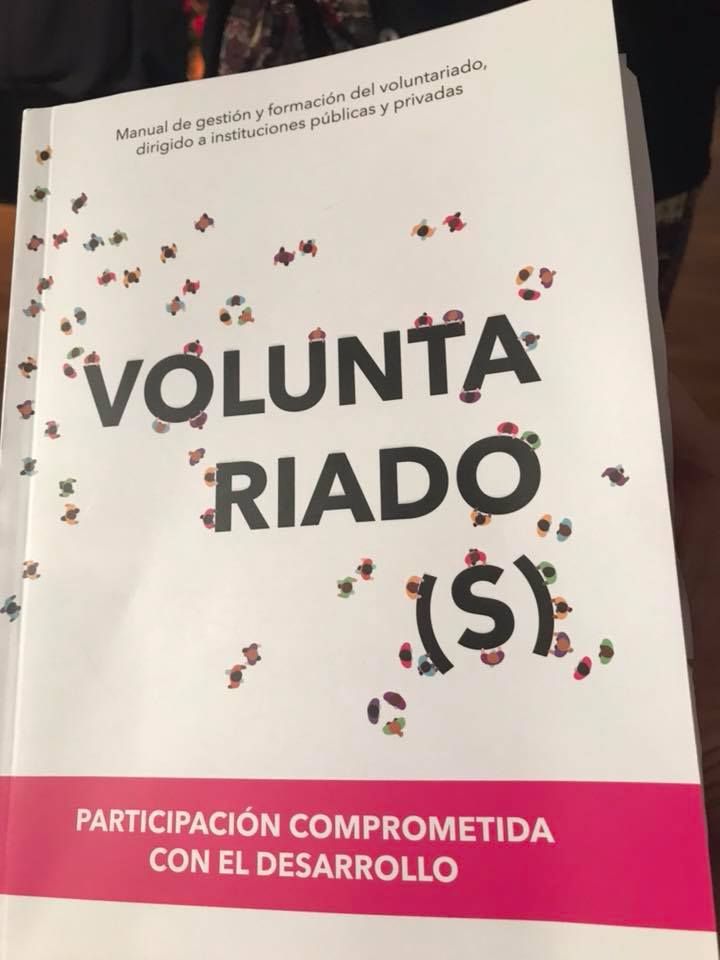 Ejemplar impreso del manual Voluntariado(s), de la Mesa Nacional de Voluntariado
